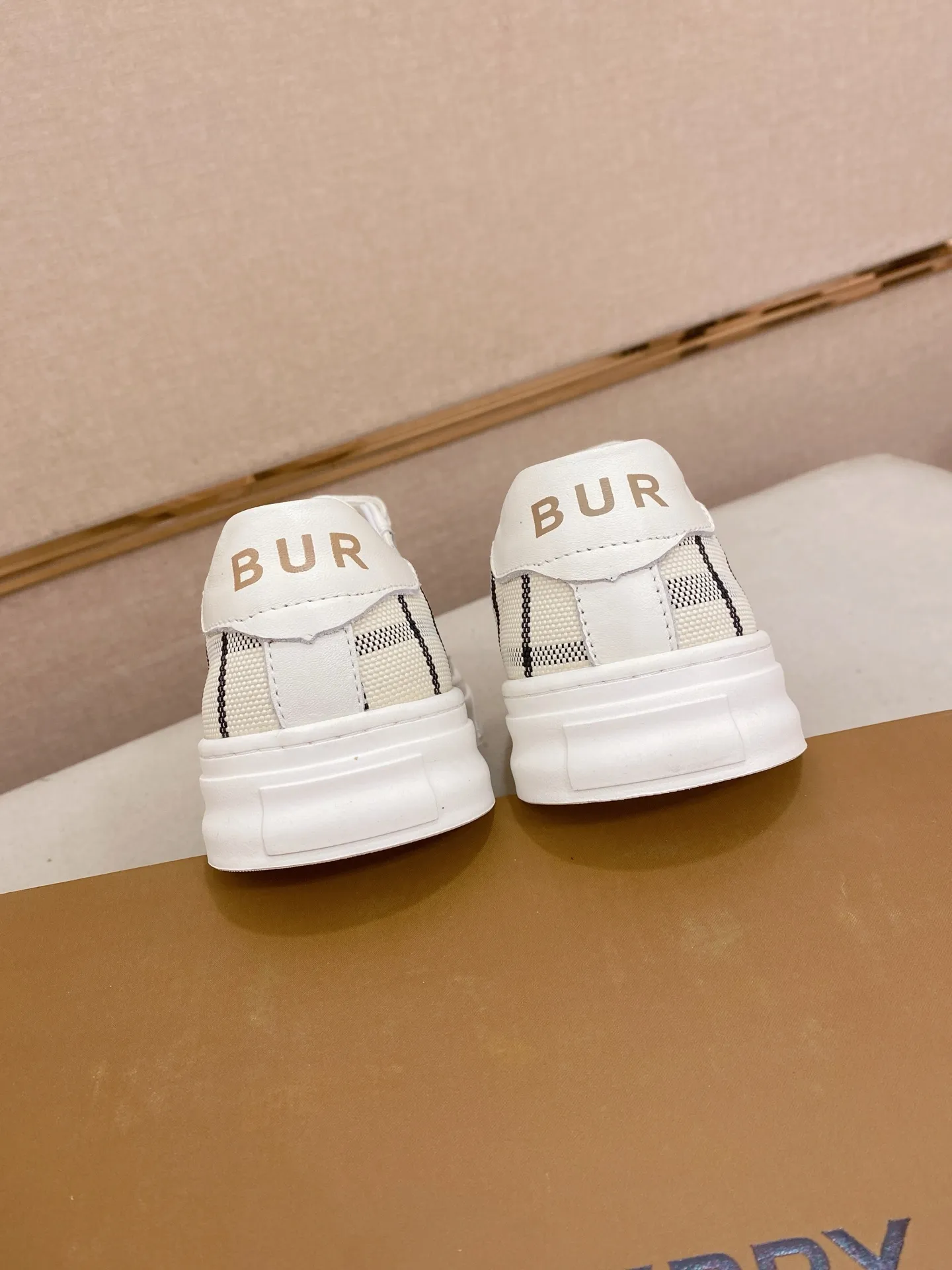 Men's shoes 💰: 400💰🇮🇹🇮🇹 Burberry top purchasing agent 🔍🔍Synchronized sale Positive code number: 38-44 Italian imported first-layer cowhide with fabric. Fully imported sheepskin lining, sole: the original sole is specially provided by the original factory, the exclusive movable molded sole is super comfortable, the original factory follows the order, 🔍🔍high quality, you can come in and out at will, welcome to compare
